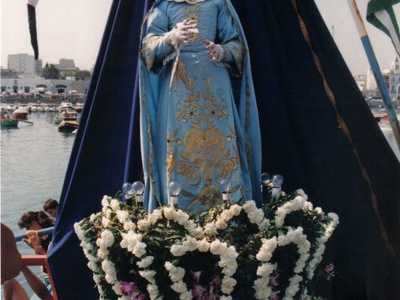 ...una "riparatrice" statua in legno della Madonna Immacolata (foto di Associazione Marinai Santo Spirito)